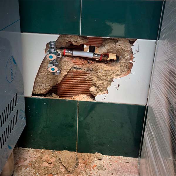fuga de agua localizada en pared vivienda reparación profesional