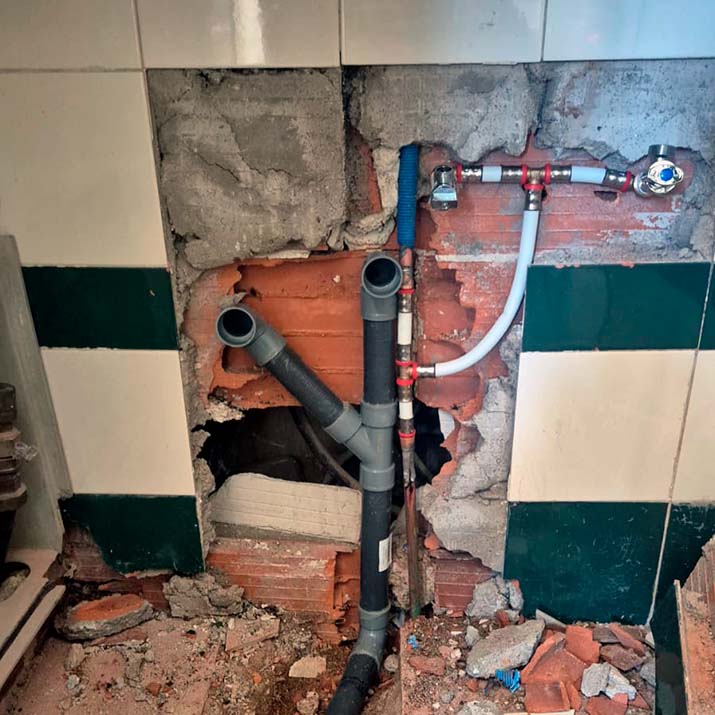 fontanería, reparación fuga tubería agua en vivienda